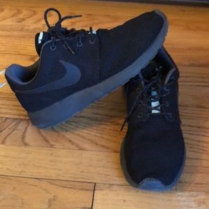 Black Nike Roshe Run (Teal stripe)